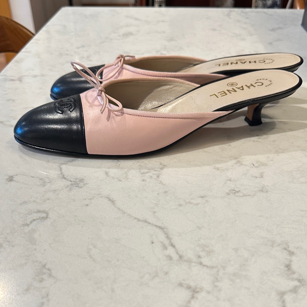 CHANEL vintage Pink and Black Mules - Picture 2 of 6